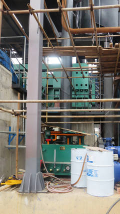 新能源電池硫酸錳化工廠新輥壓機(jī)軸承潤(rùn)滑脂初裝